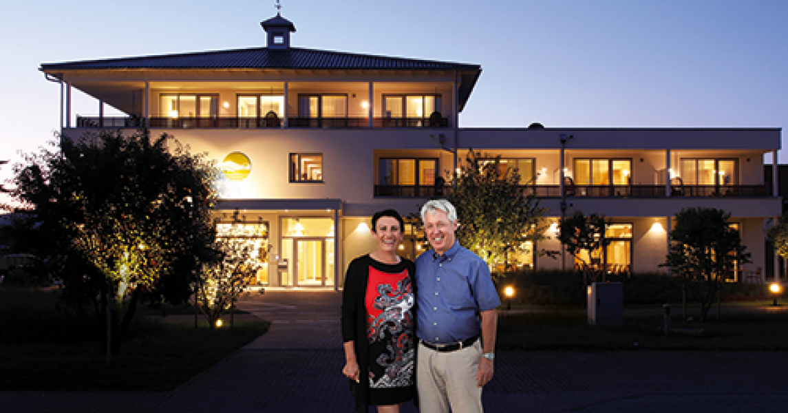 Bild 001 Aussenansicht mit Susanne und Johann Wolf2