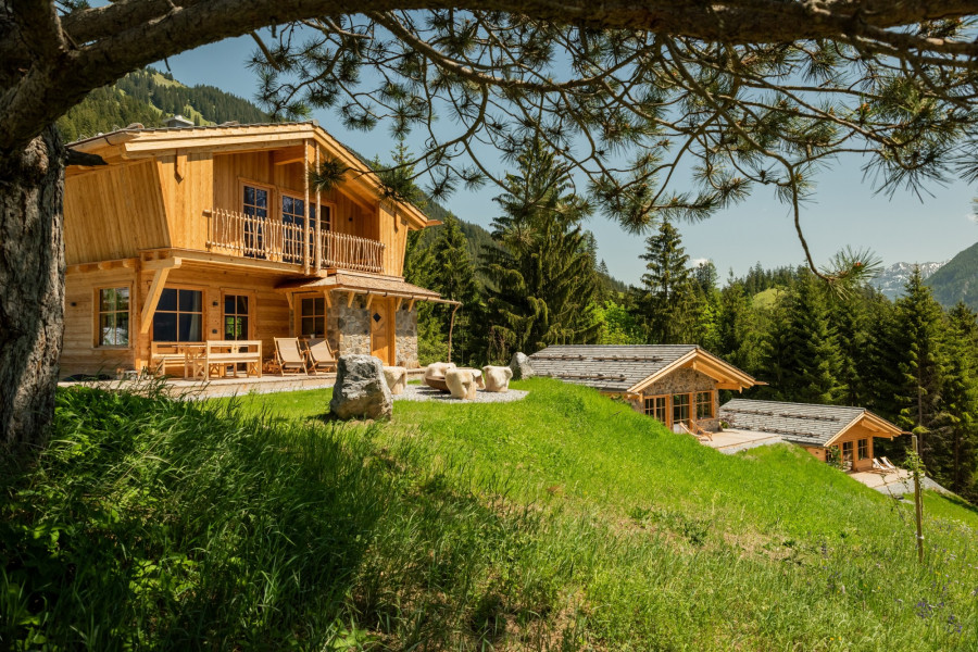1 chalets in der lechtaler berglandschaft benglerwald berg chaletdorf2