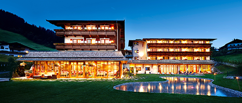 0 Key Visual 2 Ayurveda Resort Sonnhof Aussenaufnahme Sommer bei Nacht