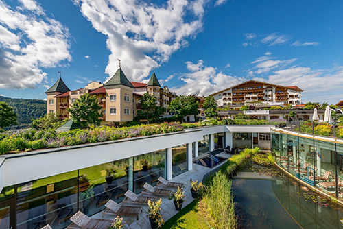 ausblick auf die sonnenterrasse am tag c hannes niederkofler peternhof