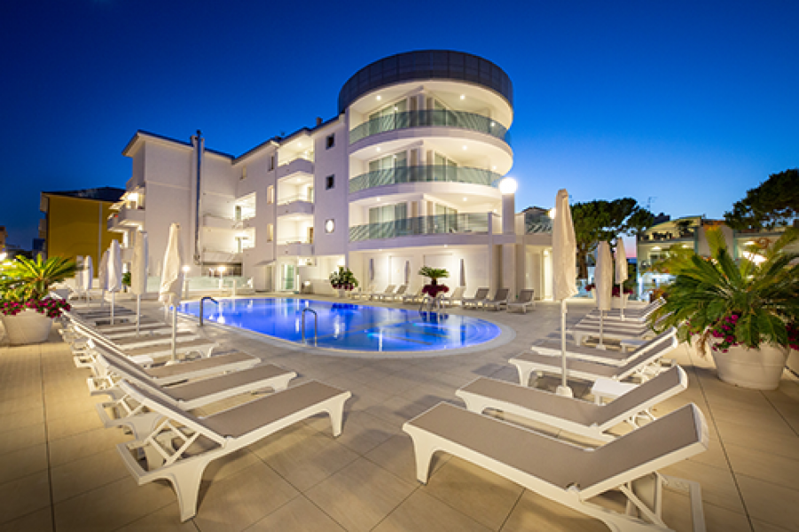 AUSSENPOOL BY NIGHT v2