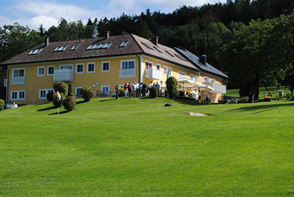 Clubhaus von unten