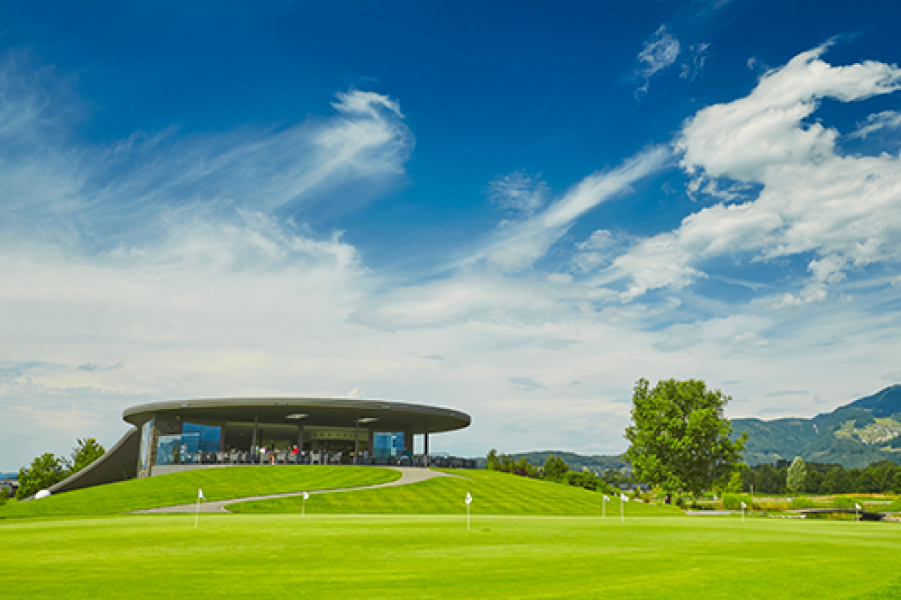 GC Montfort Clubhause mit Puttinggreen