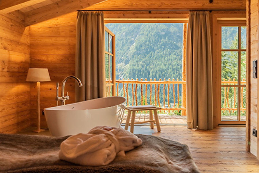 freistehende badewanne im schlafzimmer des berg chalets benglerwald berg chaletdorf