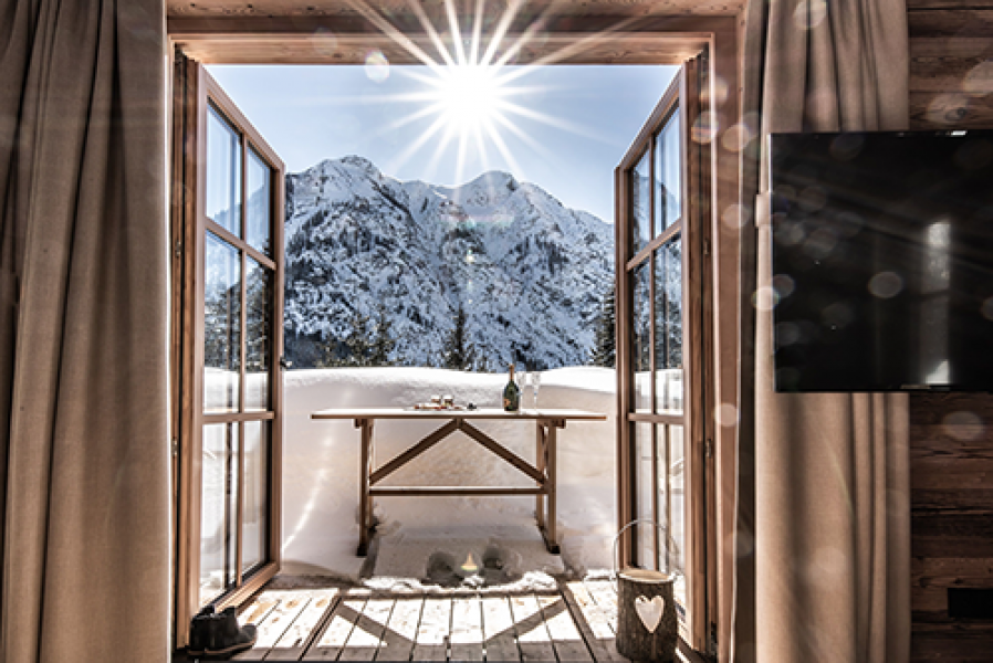 herrlicher blick auf verschneites bergpanorama c ratko photography benglerwald berg chaletdorf