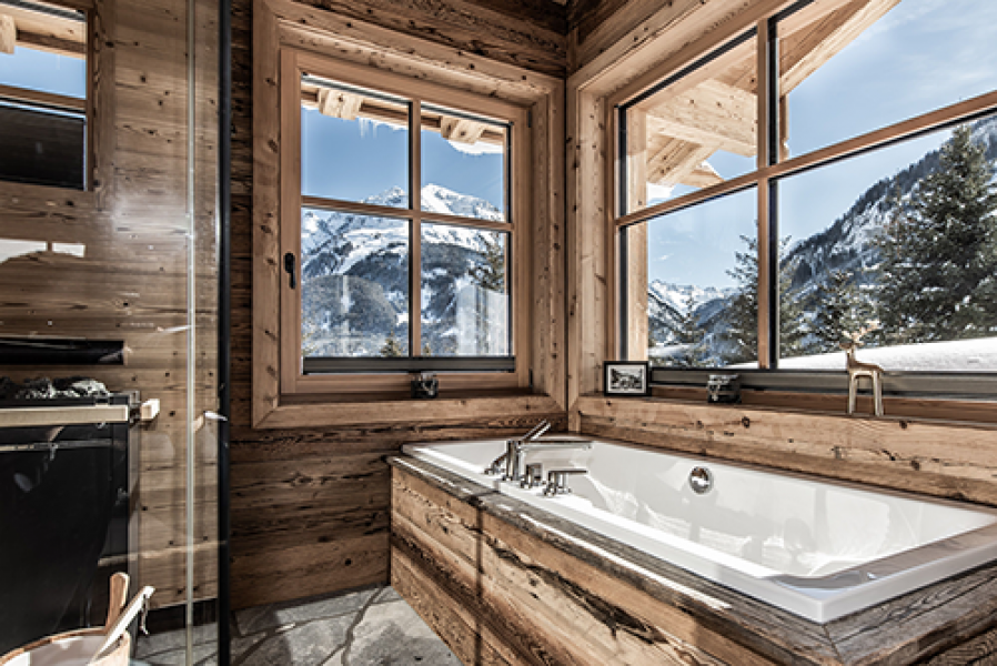holzbadewanne mit traumhaftem ausblick im stein chalet c ratko photography benglerwald berg chaletdorf