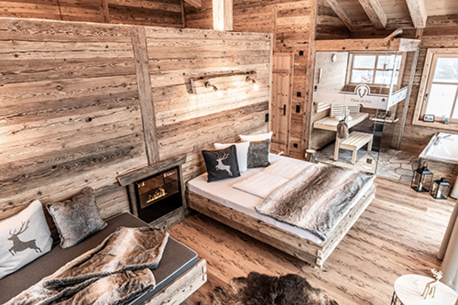 romatisches wohnzimmer mit doppelbett im kuschel chalet c ratko photography benglerwald berg chaletdorf