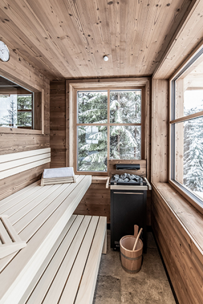 sauna mit blick auf verschneite landschaft c ratko photography benglerwald berg chaletdorf
