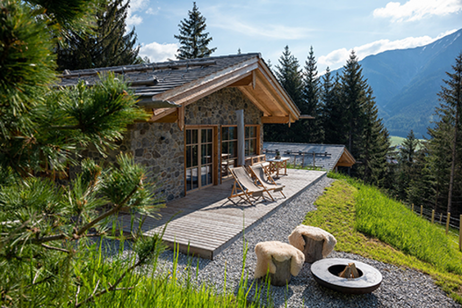 stein chalet mit terrasse und feuerstelle benglerwald berg chaletdorf