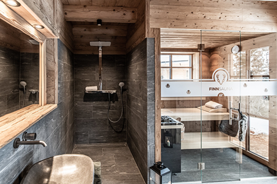 wellness dusche mit eigener sauna im chalet c ratko photography benglerwald berg chaletdorf
