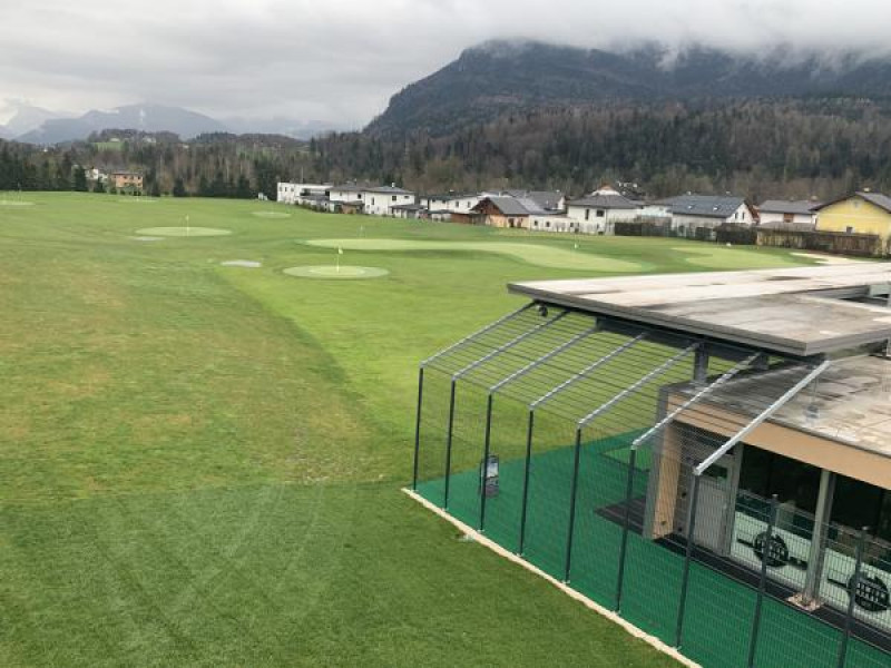 Trainingsanlage Sieben Anspielgruens befinden sich auf der 350 Meter langen Spielflaeche.