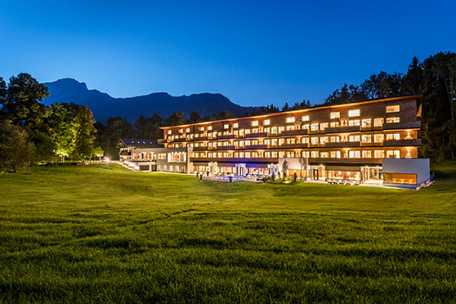 01 Klosterhof Aussenansicht bei Nacht