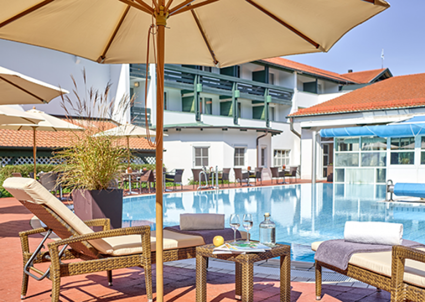 Aussenpool mit Terrasse