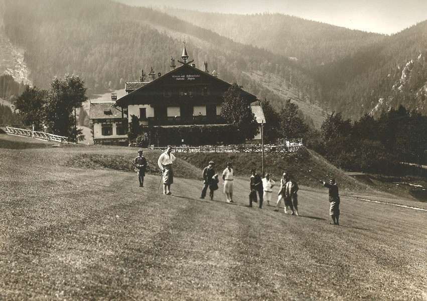 Golfplatz m Spielern u Meierei