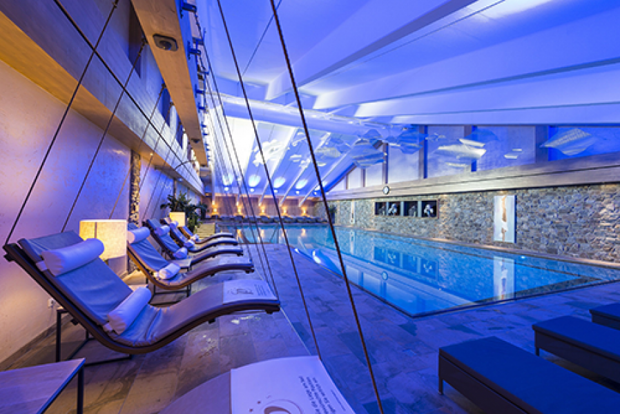 gemuetliche ruheschaukeln am sportschwimmbecken c hubert bernard hotel peternhof