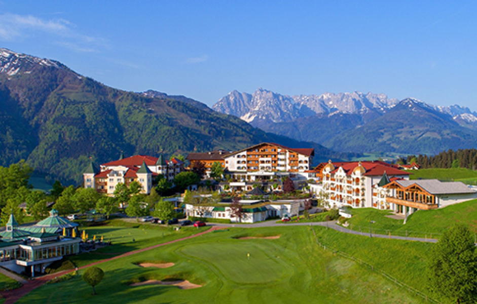 golfplatz mit aussicht auf das hotel peternhof c hannes niederkofler peternhof