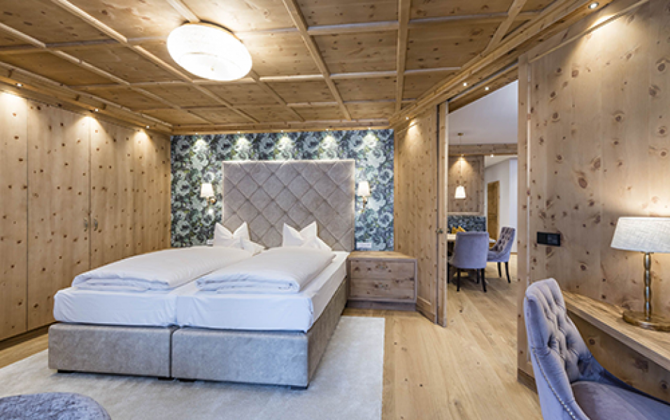 schlafzimmer in der suite bergkristall c hannes niederkofler peternhof3