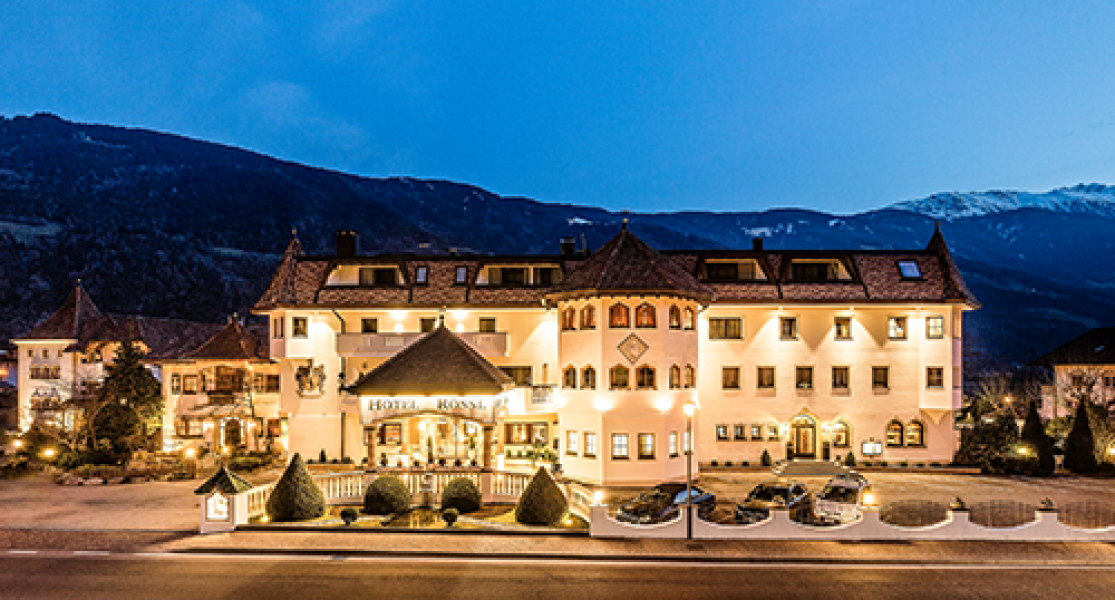 Aussenansicht vom Hotel in der Dammerung c Marion Lafogler Hotel Rossl2