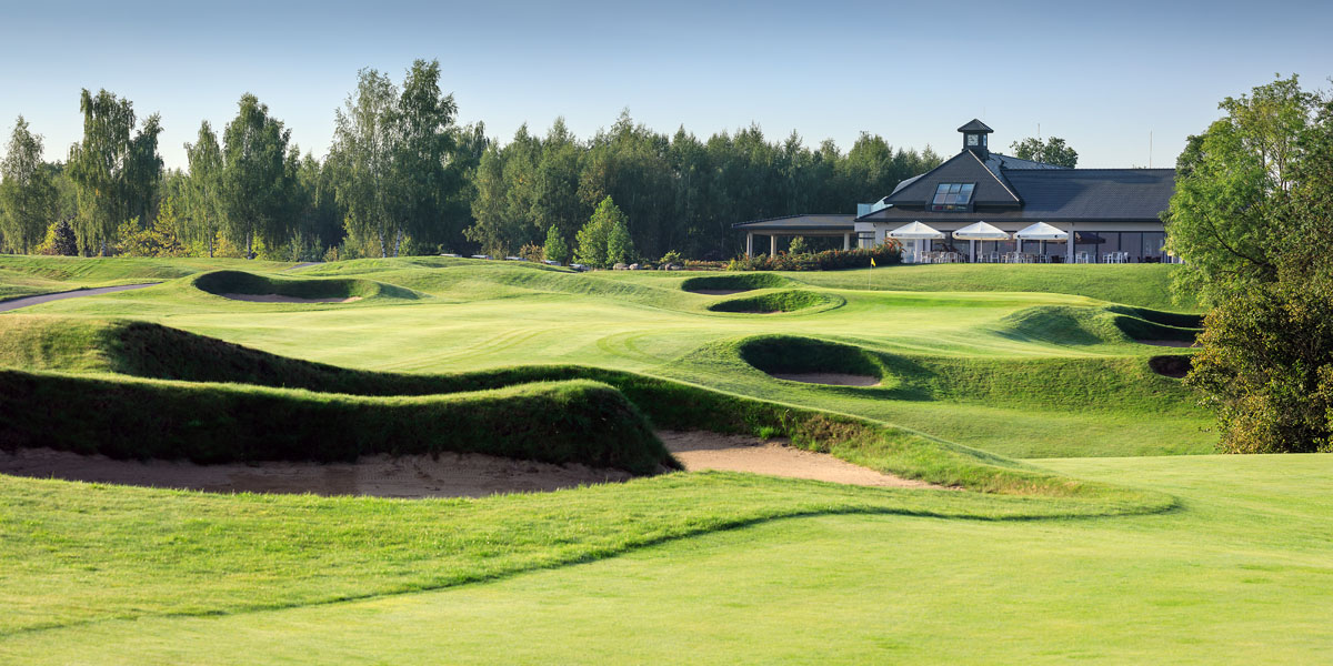 Loch 18 mit Clubhaus