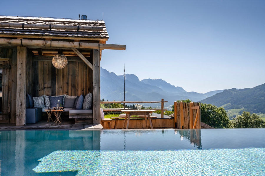 priesteregg leogang wellness infinity pool panorama blick berge hotel chalet guenter standl 68