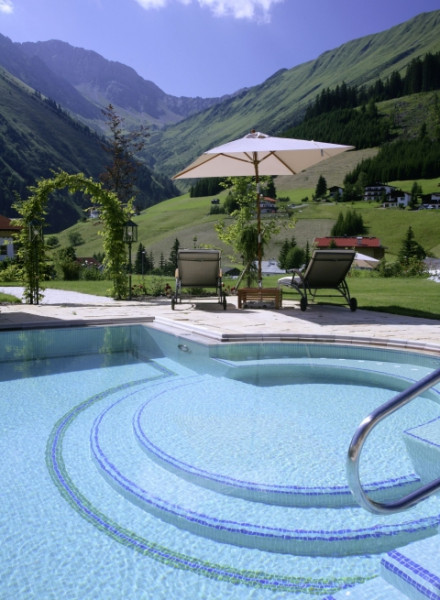 Singer Sporthotel & SPA   Pool und Berge