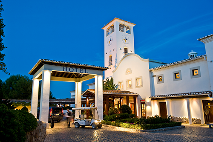 VILA VITA ParcEingang Abends 2
