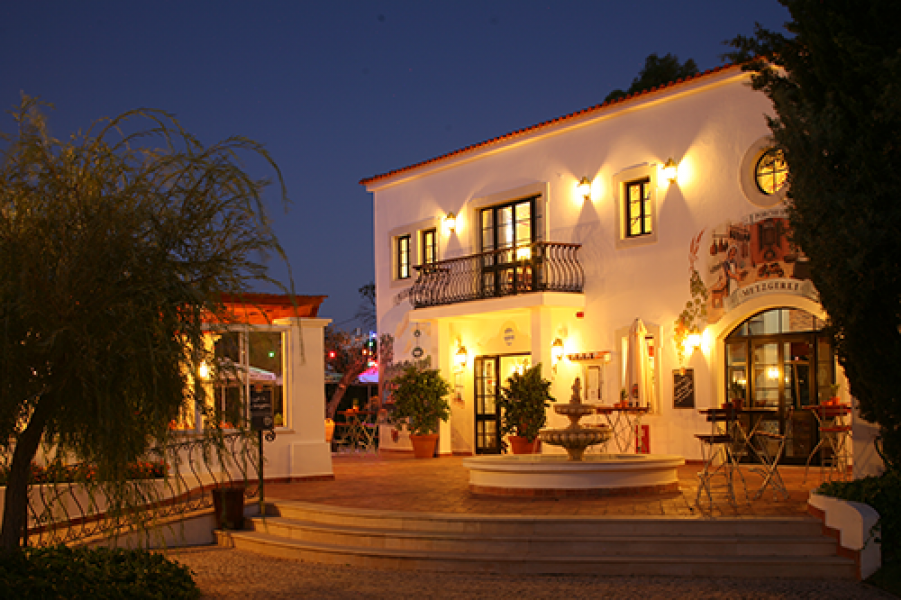 VILA VITA ParcVILA VITA BiergartenEingang bei Nacht 2