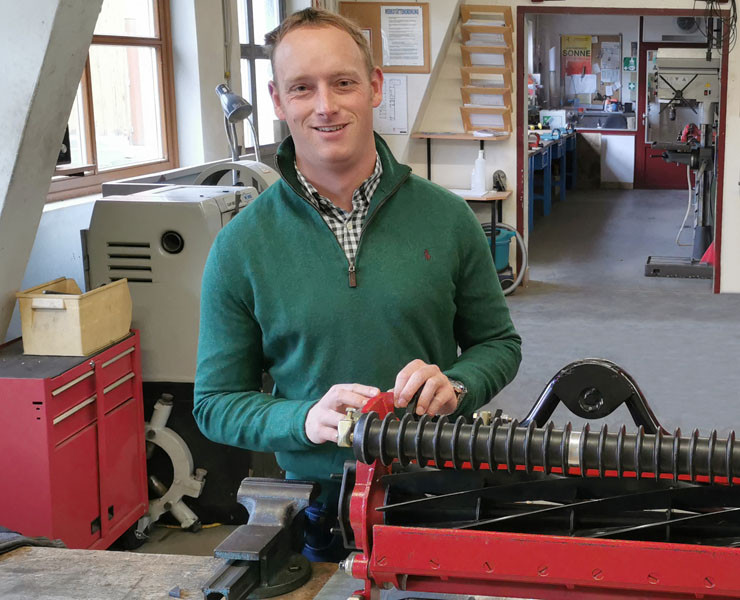 Florian Pöllmann beim Spindelschleifen