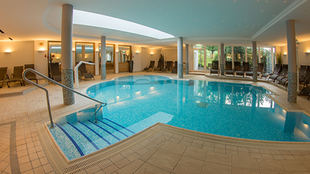 Indoor Pool mit Liegebereich WohlfAhlHotel Schiestl
