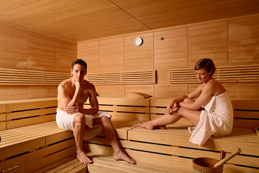 Paar in der Sauna WohlfAhlHotel Schiestl